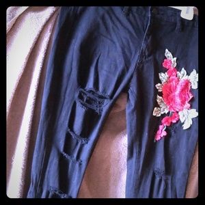 💀 Ripped rose jeans